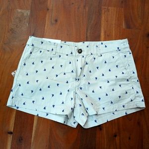 NWT Uniqlo beige / kackie shorts with blue sailboats, women's 10.